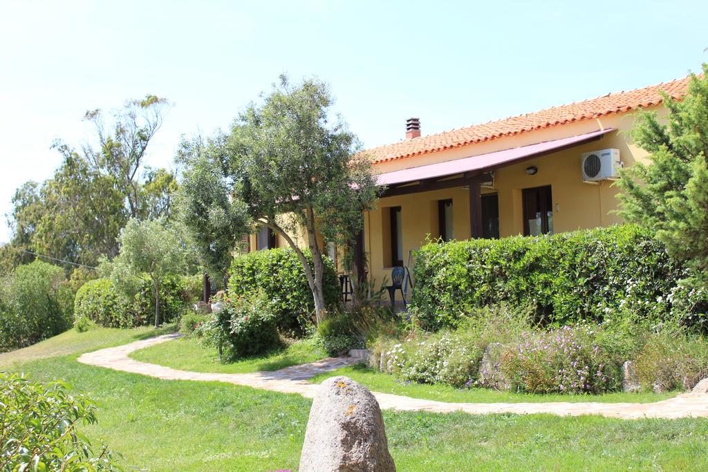 Agriturismo Campesi Casale Tra Le Vigne Aglientu Luaran gambar