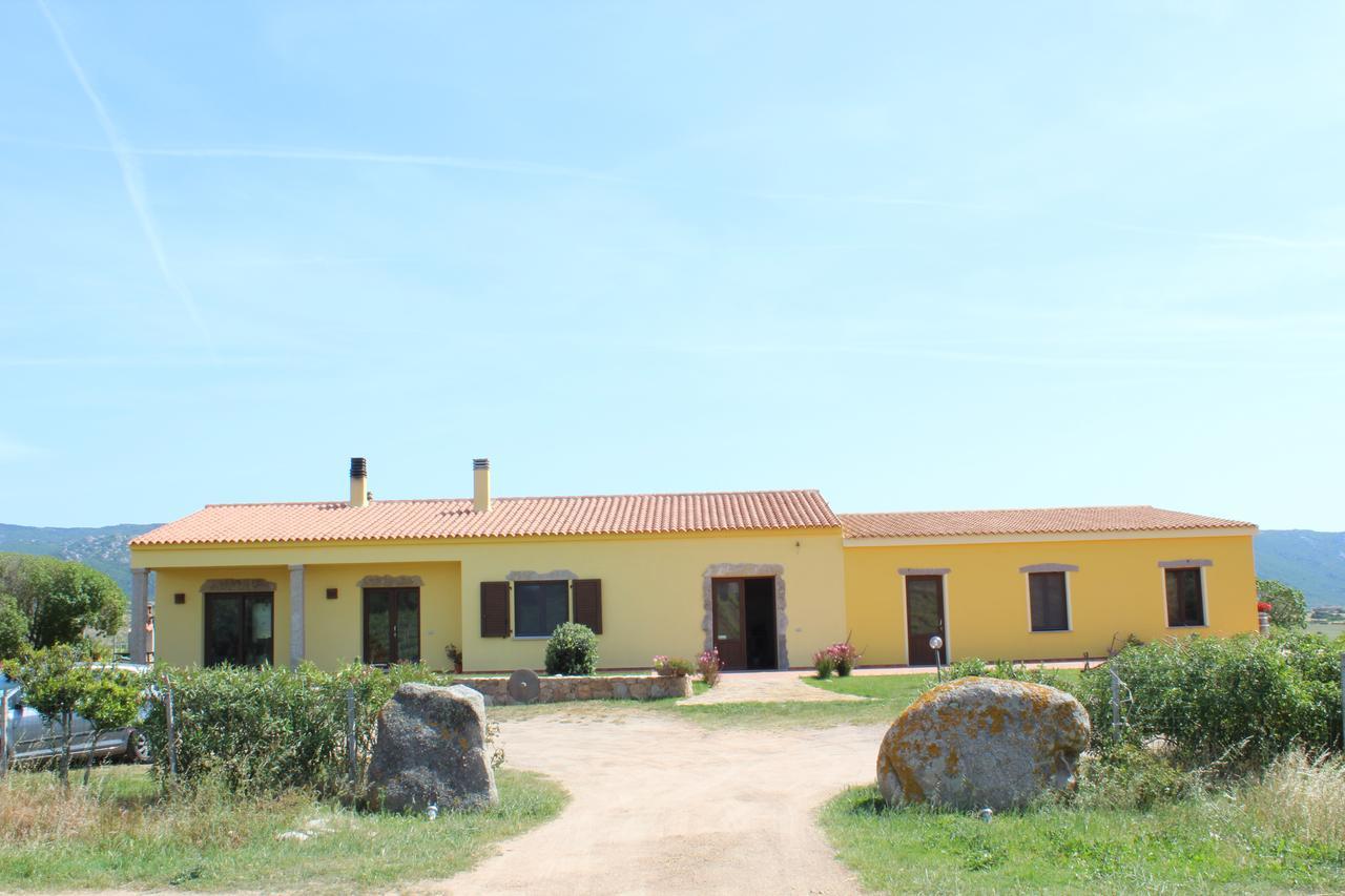 Agriturismo Campesi Casale Tra Le Vigne Aglientu Luaran gambar